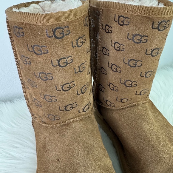 UGG Classic Short Embossed Logo Sz: 6 - Picture 3 of 11
